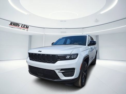 New 2025 Jeep Grand Cherokee Altitude image 6