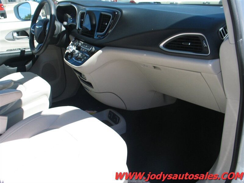 Used 2017 Chrysler Pacifica Touring Plus FWD image 27