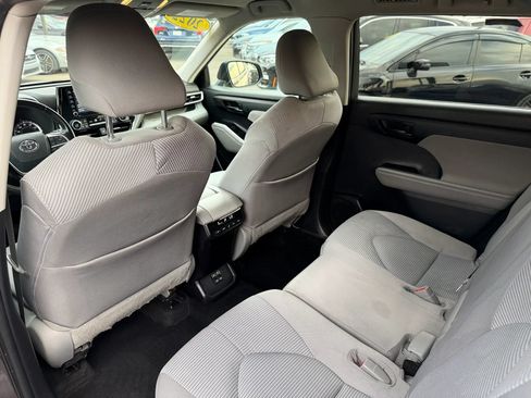Used 2022 Toyota Highlander LE AWD/4WD image 14