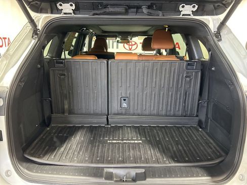 Used 2025 Toyota Highlander Platinum image 21