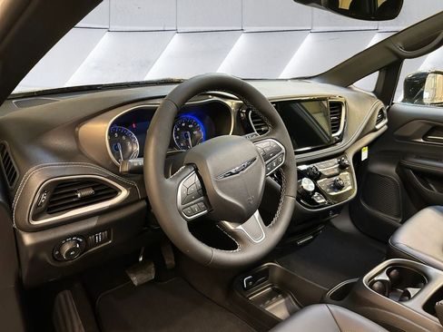 New 2026 Chrysler Pacifica Select image 10