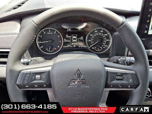 New 2025 Mitsubishi Outlander SE image 13