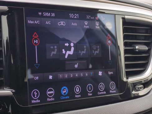 Used 2018 Chrysler Pacifica Touring-L image 32