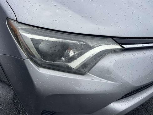 Used 2018 Toyota RAV4 LE FWD image 2