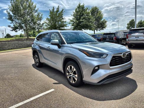 Used 2022 Toyota Highlander XLE FWD image 11