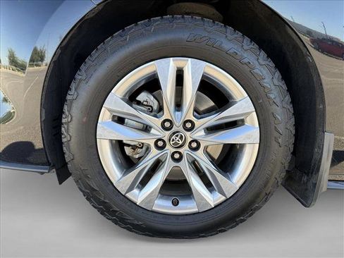 Used 2022 Toyota Sienna Limited image 24