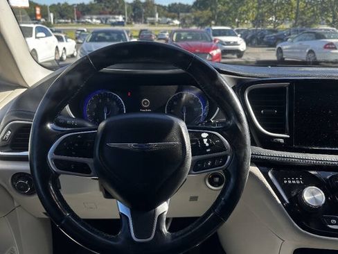 Used 2021 Chrysler Pacifica Touring-L FWD image 13