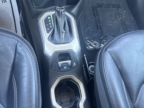 Used 2017 Jeep Renegade Limited FWD image 18
