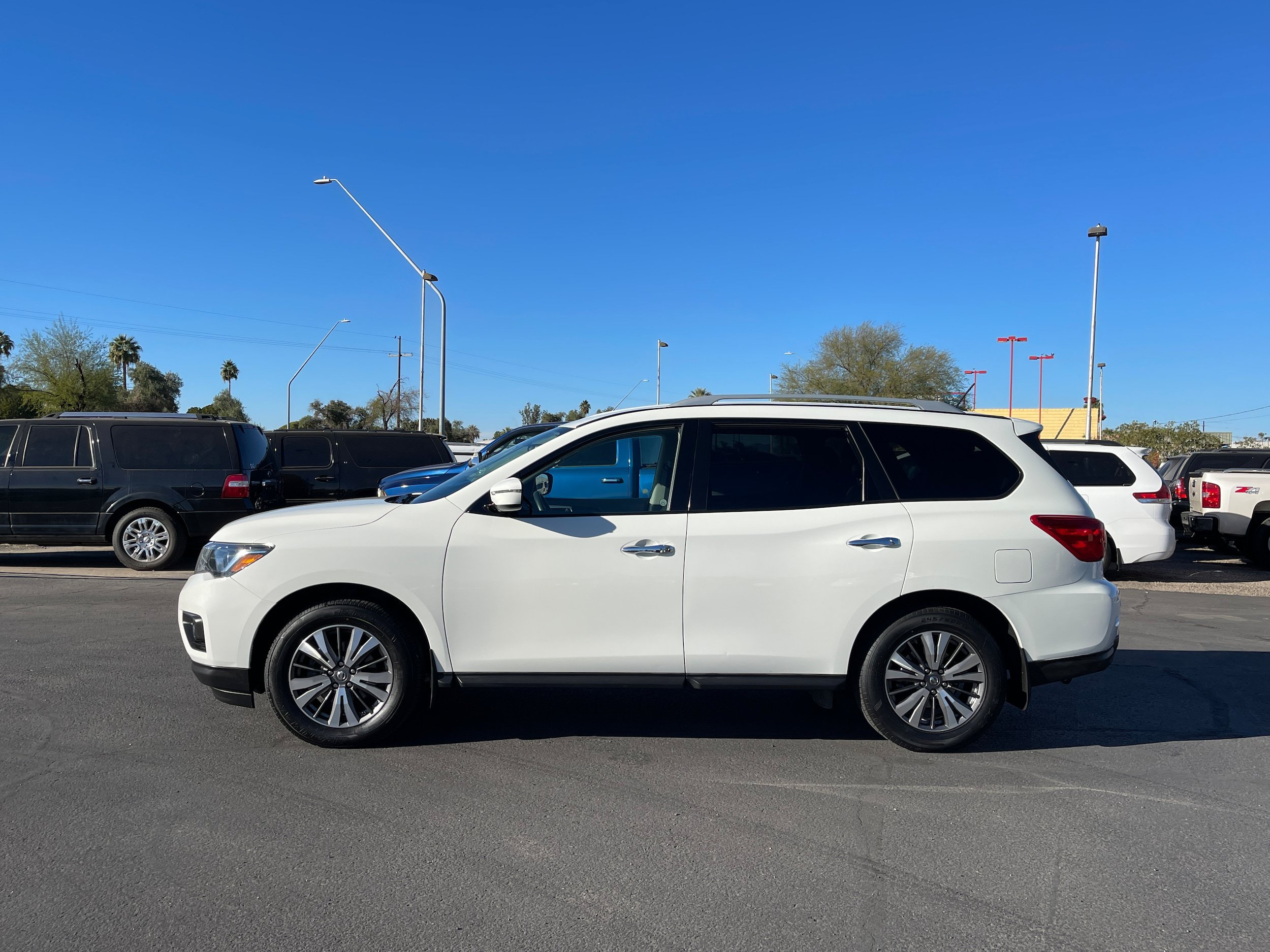 Used 2018 Nissan Pathfinder SV FWD image 2