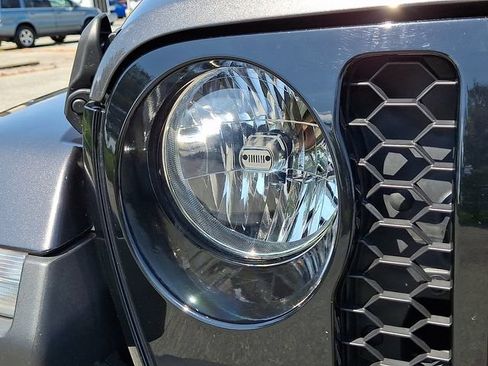 Used 2022 Jeep Gladiator Sport AWD/4WD image 9
