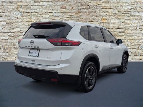 Used 2025 Nissan Rogue SV image 7