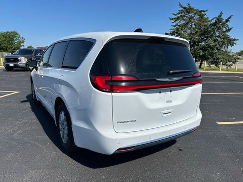 Used 2024 Chrysler Pacifica Touring-L FWD image 5