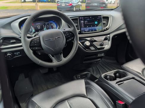 Used 2023 Chrysler Pacifica Touring-L w/ S Appearance Package AWD/4WD image 15