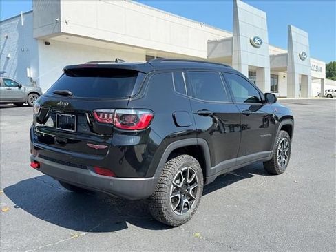 Used 2024 Jeep Compass Trailhawk AWD/4WD image 4