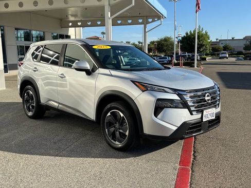 Used 2025 Nissan Rogue SV AWD/4WD image 3