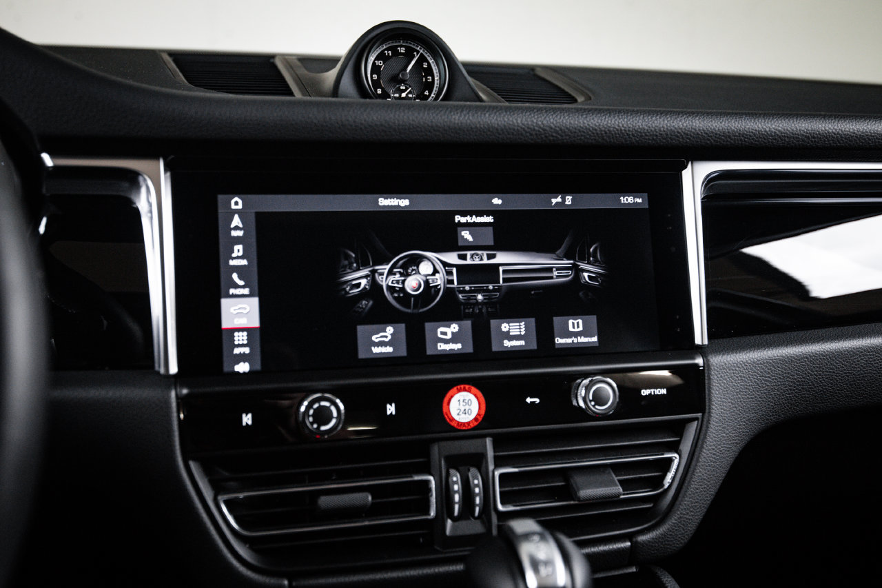 Certified 2026 Porsche Macan AWD/4WD image 18