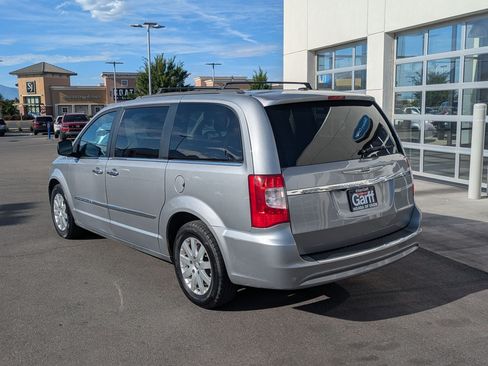 Used 2015 Chrysler Town & Country Touring w/ Driver Convenience Group FWD image 8