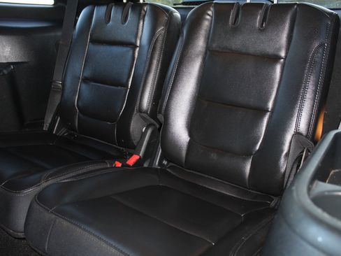 Used 2018 Ford Explorer XLT w/ Equipment Group 202A image 14