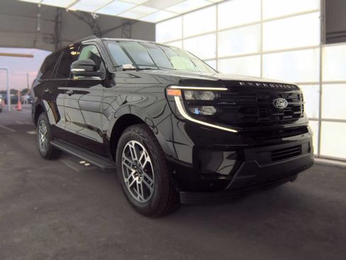 Used 2025 Ford Expedition Active AWD/4WD image 2