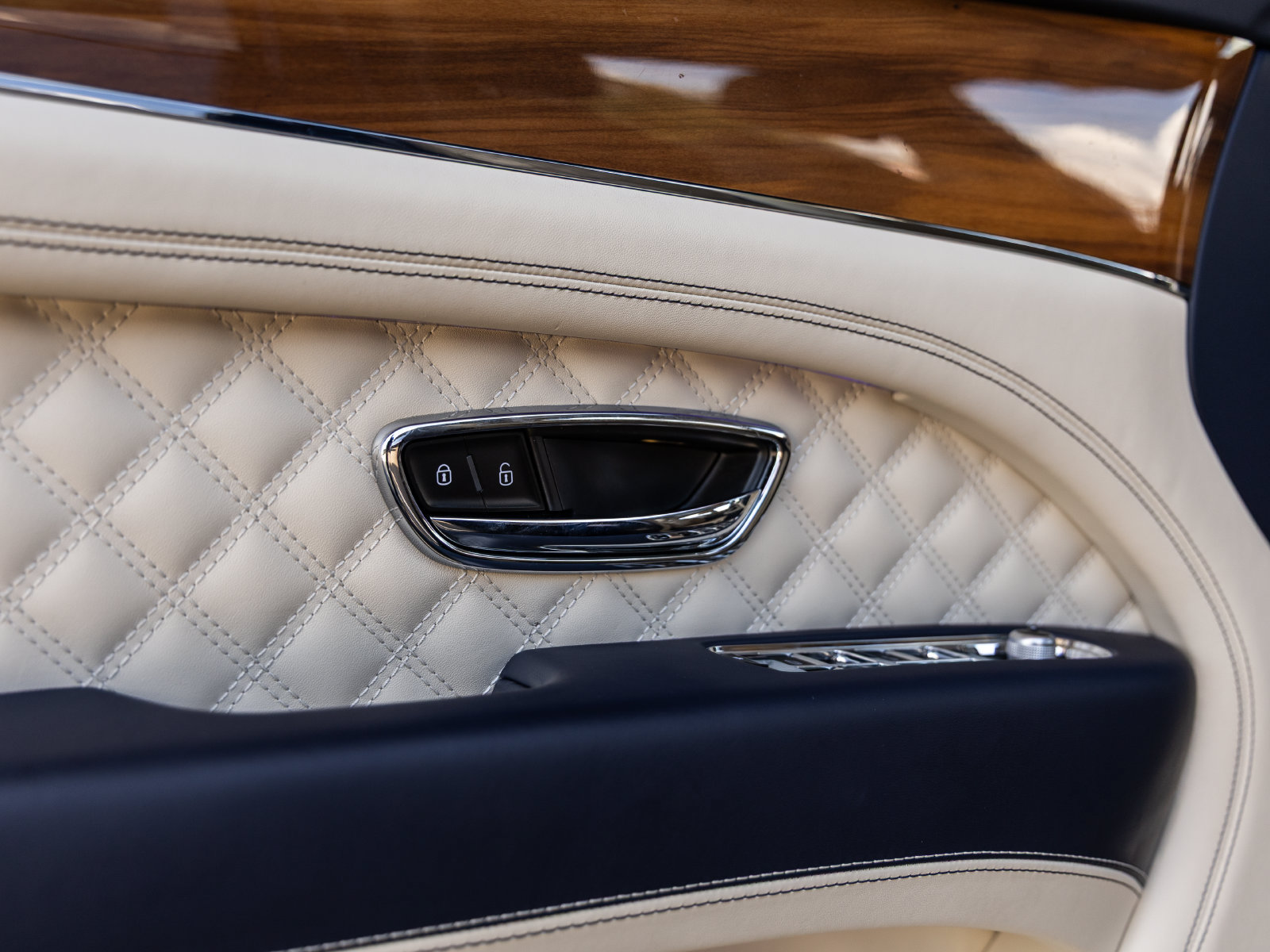 Used 2023 Bentley Bentayga AWD/4WD image 20