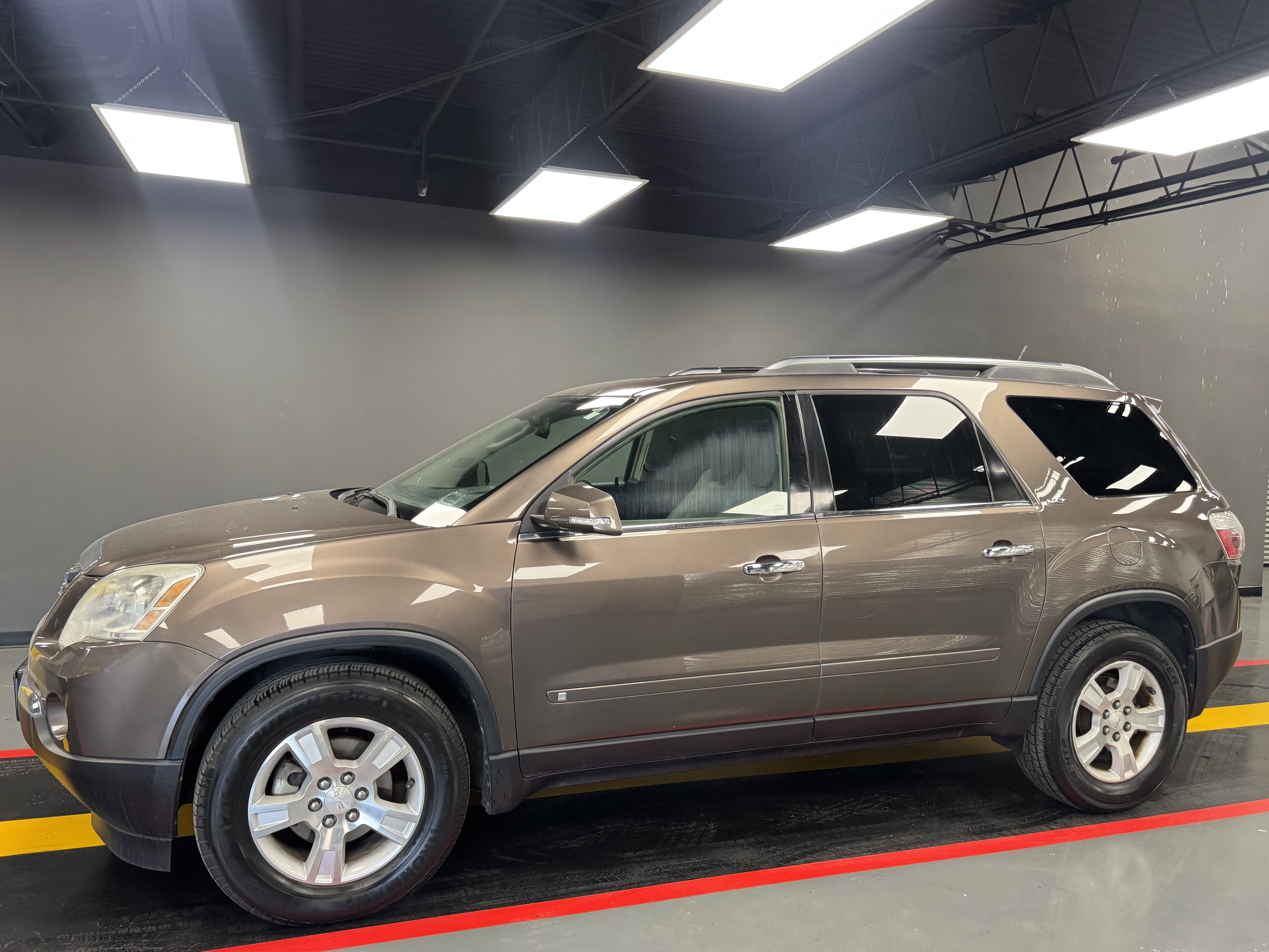 Used 2009 GMC Acadia SLT FWD image 2