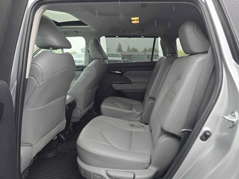 Used 2022 Toyota Highlander XLE AWD/4WD image 17