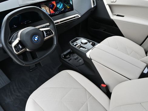 Used 2024 BMW iX xDrive50 w/ Sport Package AWD/4WD image 13