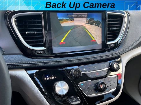 Used 2023 Chrysler Pacifica Touring-L FWD image 14