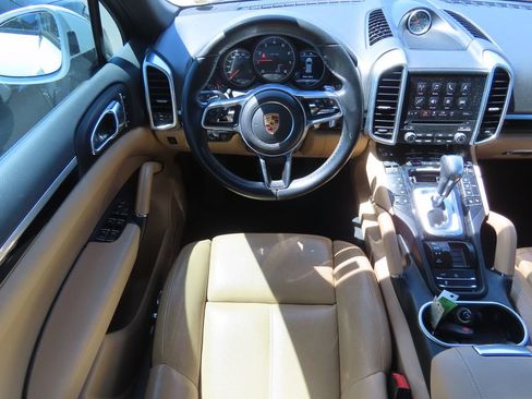 Used 2017 Porsche Cayenne AWD/4WD image 5