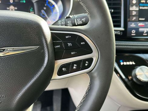 Used 2023 Chrysler Pacifica Touring-L image 22