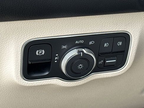 Used 2022 Mercedes-Benz GLB 250 image 25