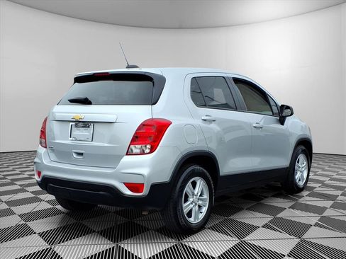 Used 2022 Chevrolet Trax LS w/ Tint and Cruise Package image 5