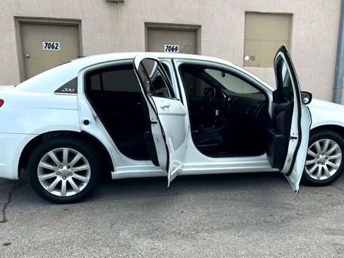 Used 2011 Chrysler 200 Touring image 15