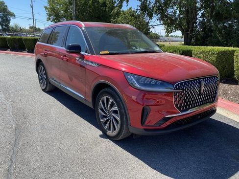Used 2026 Lincoln Aviator AWD image 11