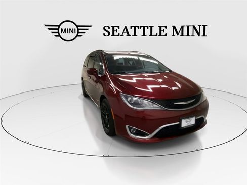 Used 2017 Chrysler Pacifica Touring-L FWD image 2