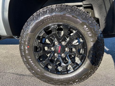 New 2026 GMC Canyon Elevation w/ LPO, Black Badging Package image 31