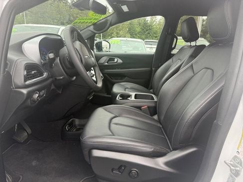 Used 2025 Chrysler Pacifica Select FWD image 8