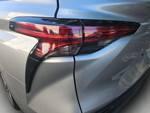 Used 2021 Toyota Sienna XLE FWD image 20