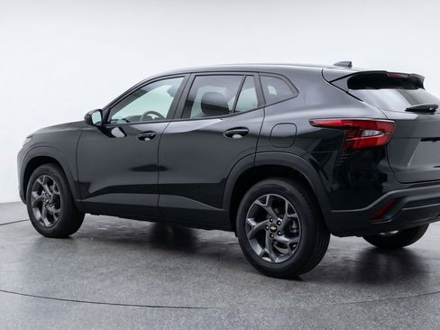 Used 2025 Chevrolet Trax LT FWD image 6