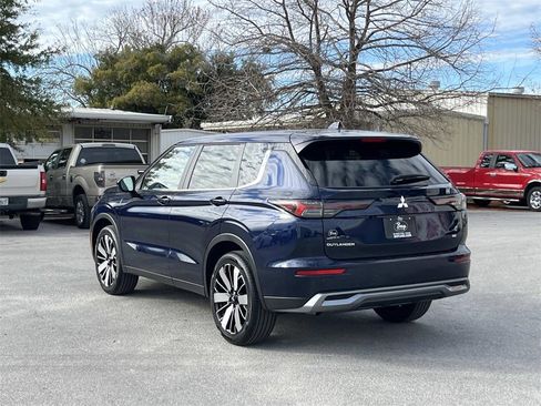 New 2026 Mitsubishi Outlander SE image 3