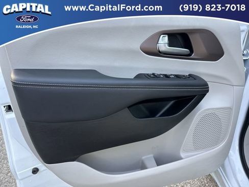 Used 2024 Chrysler Voyager LX image 19