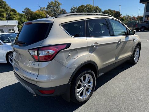 Used 2018 Ford Escape SE w/ Ford Safe & Smart Package image 4