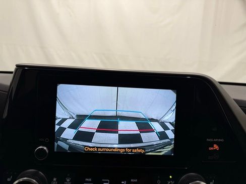 Used 2024 Toyota Highlander LE image 32