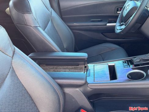 Used 2025 Toyota Sienna Limited image 12