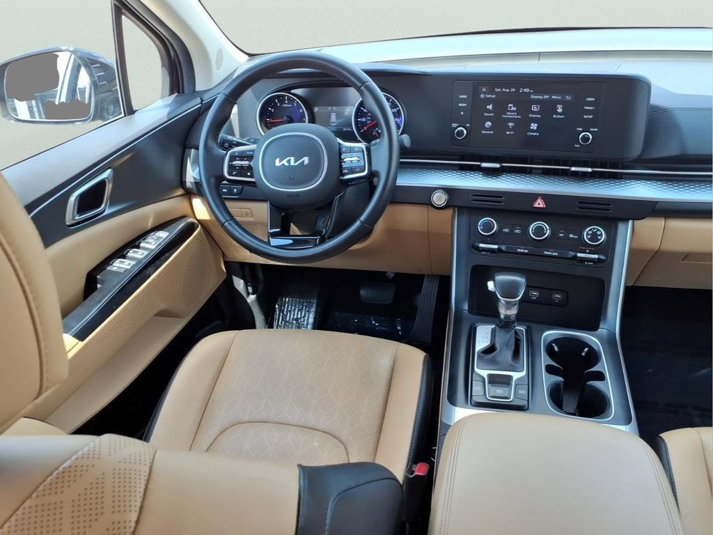 Used 2023 Kia Carnival LX FWD image 6
