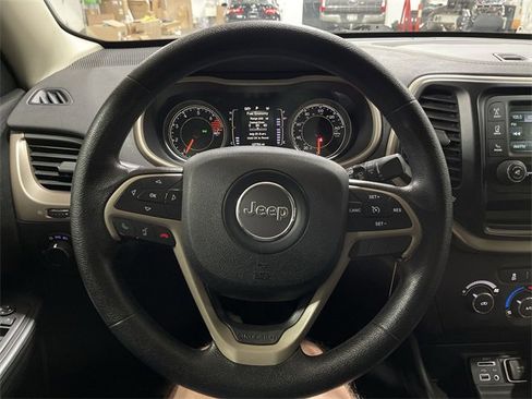 Used 2016 Jeep Cherokee Sport image 15