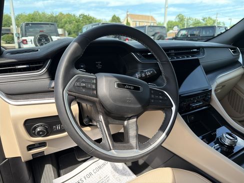 Certified 2025 Jeep Grand Cherokee Limited w/ Luxury Tech Group II AWD/4WD image 17