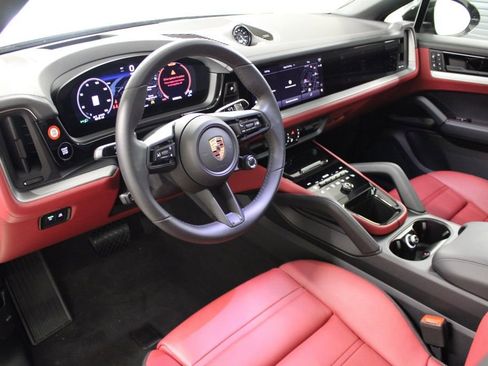 Certified 2025 Porsche Cayenne Coupe AWD/4WD image 4