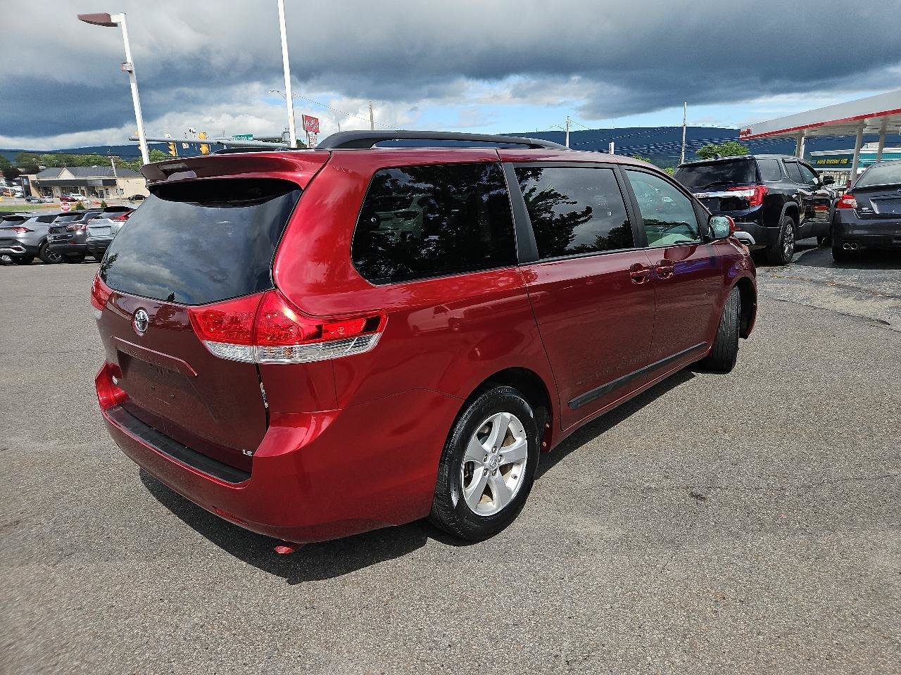 Used 2011 Toyota Sienna LE FWD image 3
