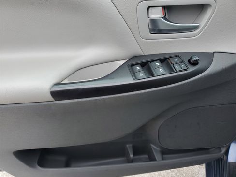 Used 2016 Toyota Sienna LE image 18
